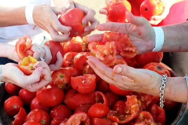 Фестиваль Томатина: важно раздавить помидор в руках
