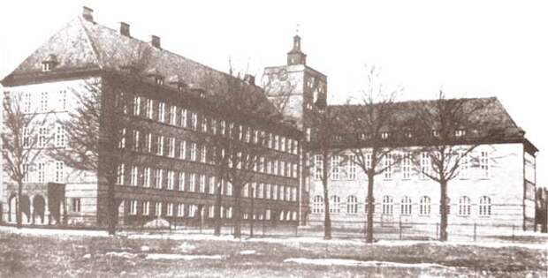 Двор Бургшуле (ныне гимназия № 1). Фото 1940 года