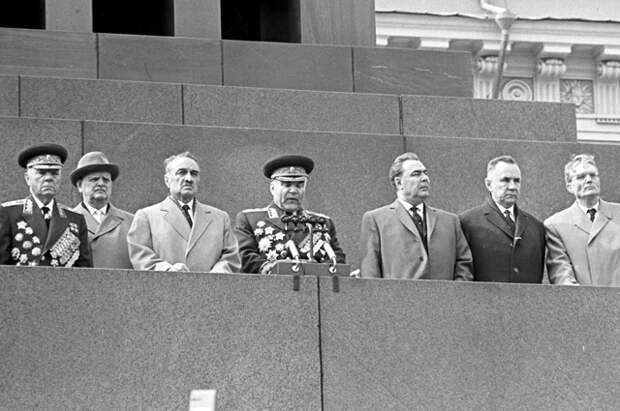 На трибуне Мавзолея В.И. Ленина (слева направо): Климент Ефремович Ворошилов, Николай Михайлович Шверник, Анастас Иванович Микоян, Родион Яковлевич Малиновский, Леонид Ильич Брежнев, Алексей Николаевич Косыгин, Михаил Андреевич Суслов.