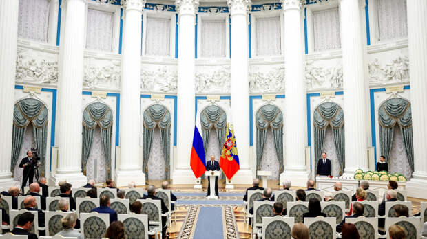 Верность долгу: кто получил госнаграды в Кремле накануне Нового года