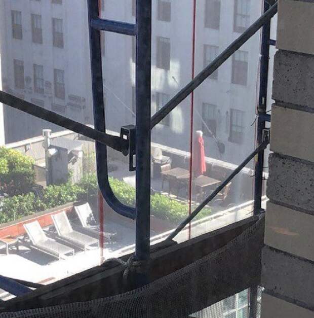 Девушка заметила на крыше дома женскую фигуру и тотчас набрала 911. Спасатели сработали оперативно, еле сдерживая смех