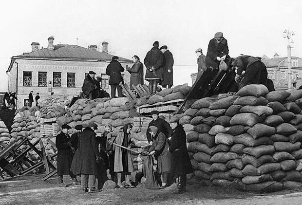 На фото: возведение баррикад на улицах Москвы. 1941 год.