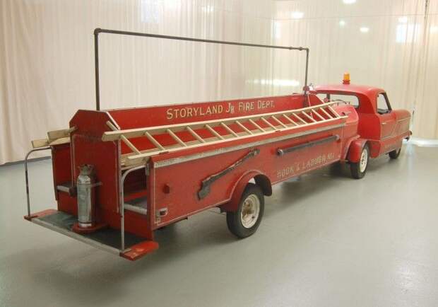 Старинная пожарная машина на аукционе (15 фото) Старинная пожарная машина на аукционе (15 фото)