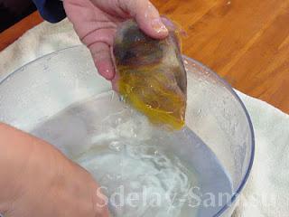 Мыло опускаем в горячую воду