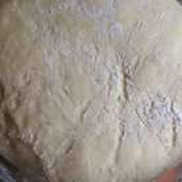 В дрожжи добавить кефир, яйцо, соль, растительное масло, просеять частями муку, замесить тесто, накрыть его и поставить в теплое место на 1 час для подъема. Затем тесто обмять и разделить на 2 равные части. 1 накрыть и оставить.