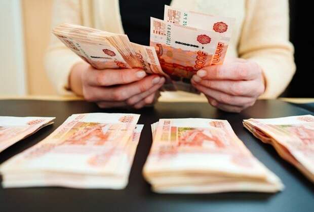 В июле в России заработает новый механизм, призванный защитить интересы банковских клиентов. Банкам придется возвращать переведенные мошенникам деньги за свой счет. Но только в определенных случаях.