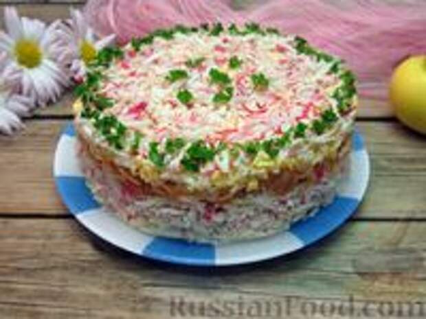 Фото к рецепту: Слоёный салат с крабовыми палочками, плавленым сыром и яблоком