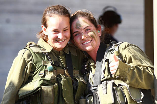 Female Soldiers Give "Thumbs Up" After Fitness Competition