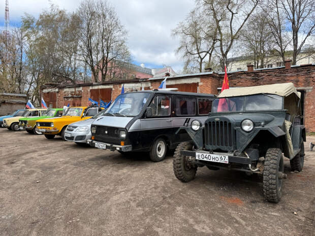 В Смоленске состоялся ретроавтопробег в честь «Диктанта Победы»