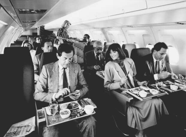 Еда на борту самолета. 1980-е гг.