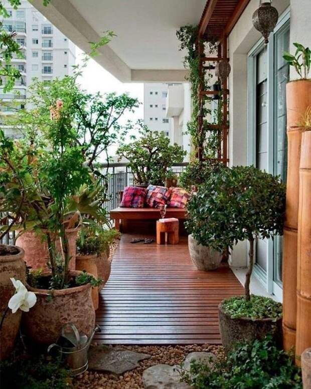 Интересный балкон с зелеными комнатами цветами, которые украсят интерьер и подарят массу положительных эмоций.