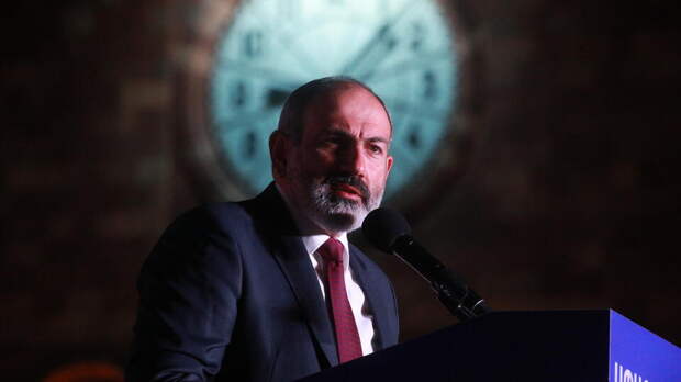 Пашинян публично попросил прощения у женщины, на которую накричал в метро