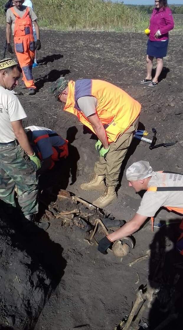 Они вместе лежат на этих носилках из винтовок уже 76 лет. "Может их положили вместе, потому, что они любили друг друга?..." - вслух произнёс наш поисковик Иван ... И эти бусы... , когда-то нежного цвета ... война, история, факты