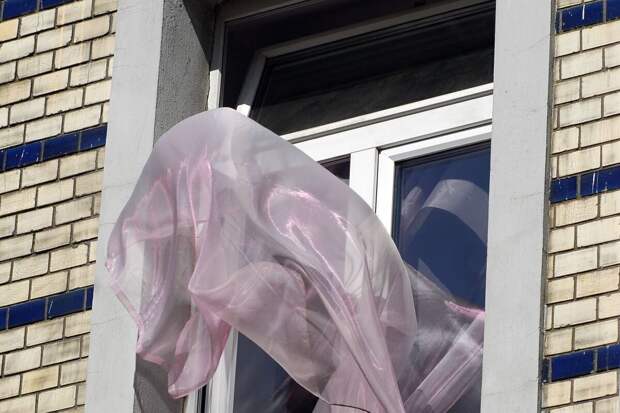 Подросток выпал из окна многоэтажки в российском городе