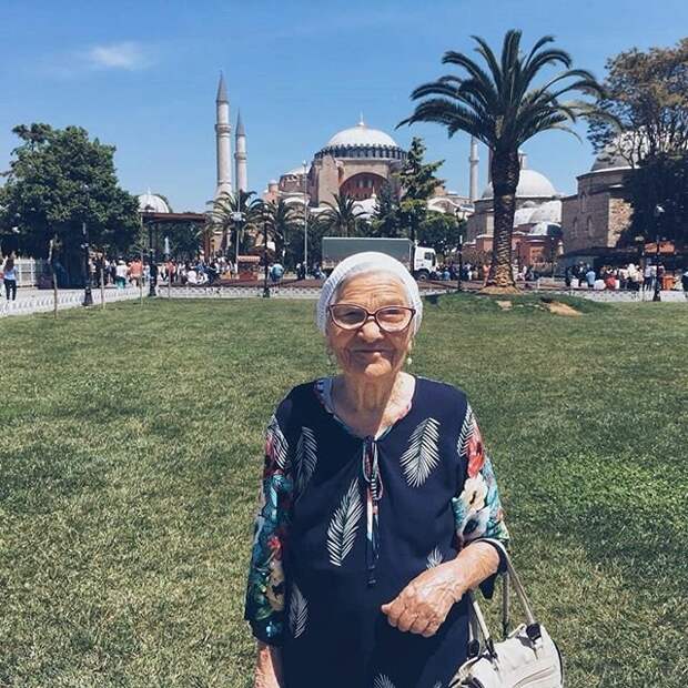 Недавно выложила в Инстаграм новое фото - на фоне Собора Святой Софии в Стамбуле Лена Ершова, бабушка, в мире, люди, пенсионер, пенсия, путешествие