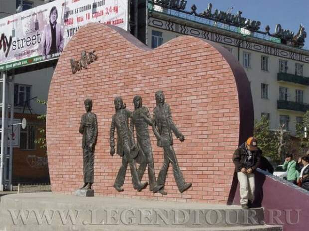 Памятник Beatles в Улан Баторе
