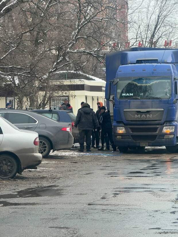 Возле больницы им. Калинина люди собственноручно передвинули две припаркованные