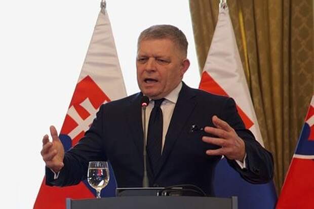 Фицо указал на политический шантаж Киева в адрес Венгрии