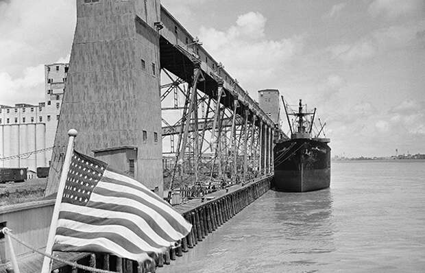 Грузовое судно рядом с зерновым элеватором ждёт отгрузки. Фото: Bill Allen / AP