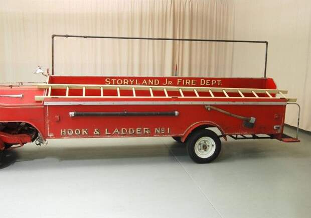 Старинная пожарная машина на аукционе (15 фото) Старинная пожарная машина на аукционе (15 фото)