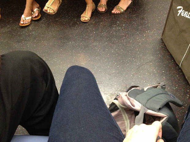 guy-sit-leg-spread-subway (13)