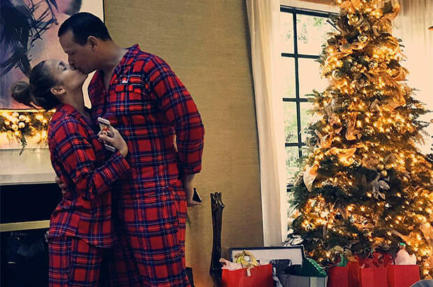 Дженнифер Лопес и Алекс Родригес отметили Рождество дома с детьми