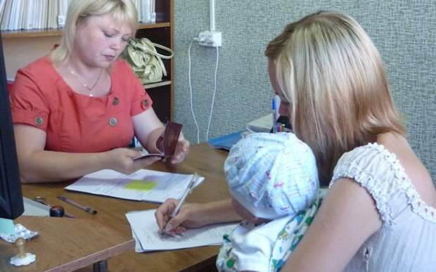 Минтруд повысит декретницам пособие на детей: обещают больше 50 рублей 