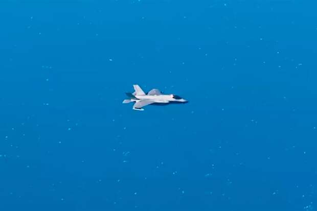 Натовский F-35 вел себя очень робко во время встречи с Ту-22М3 и Су-35