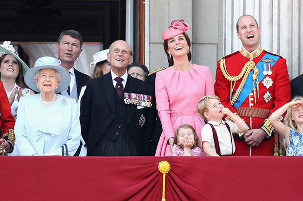 Королева Елизавета II, принц Филипп, Кейт Мддлтон, принц Уильям, принцесса Шарлотта и принц Джордж