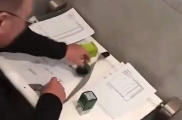 В Венгрии показали видео с подделывающими документы инкассаторами с Украины