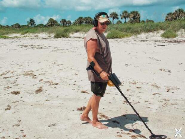 Турист с металлодетектором - обычная ...