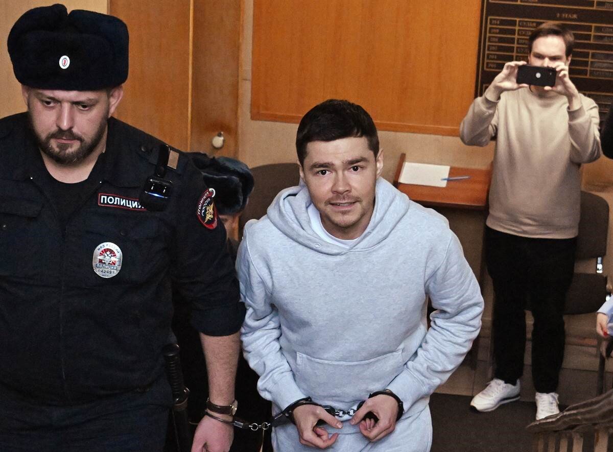 Недавно в Москве был задержан по подозрению в мошенничестве известный блогер, предприниматель, коуч и по совместительству инфоцыган Аяз Шабутдинов.