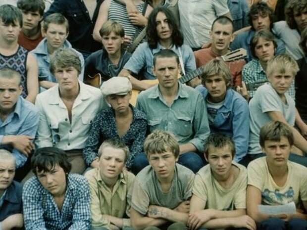 Артисты на съемках фильма «Пацаны», 1983 год (в центре Валерий Приёмыхов) (http://music.lib.ru)