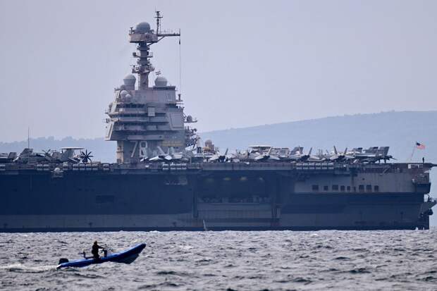 Bloomberg: на авианосце USS Gerald R. Ford ВМС США нашли проблемы после пожара