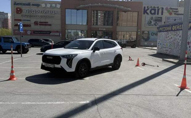 У ТЦ в Тюмени летняя девочка на самокате попала под колёса авто