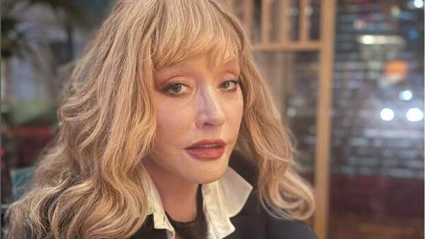 София Ротару оценила свежий образ Пугачевой в платье-рубашке и с тростью