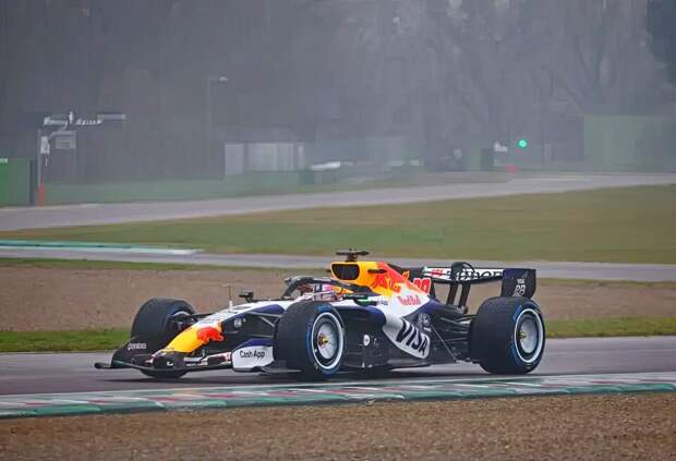 Машина Racing Bulls 2026 года впервые выехала на трассу. Фото