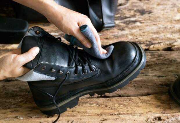 Cразу после разувания протирайте обувь влажной салфеткой / Фото: waysi.ru