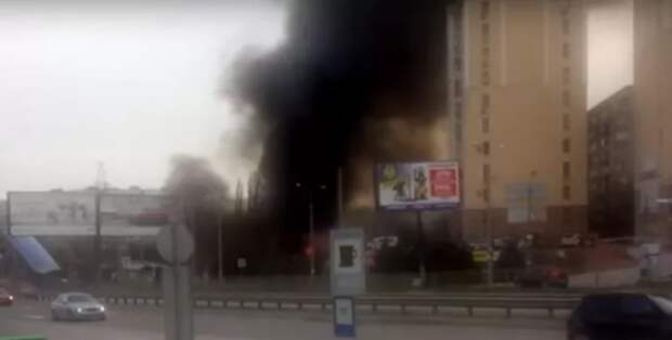 В районе симферопольского торгового центра произошёл пожар (ВИДЕО)