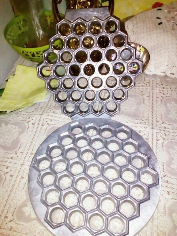 Форма для лепки пельменей. Форма для лепки пельменей.