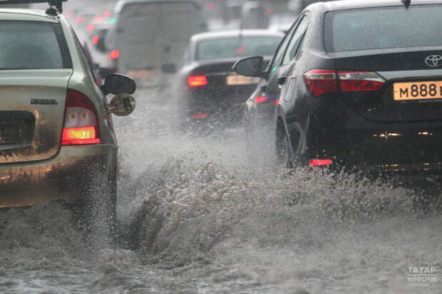 Машина йөртүчеләрне җәяүлеләргә су чәчрәткән өчен штрафлар турында кисәттеләр