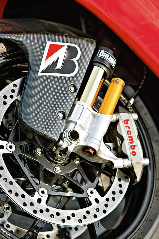 Радиальные моноблочные суппорты Brembo M4-34 и 330-миллимитровые диски в свое время позаимствовали у 1198R. Жаловаться на их работу не приходится.