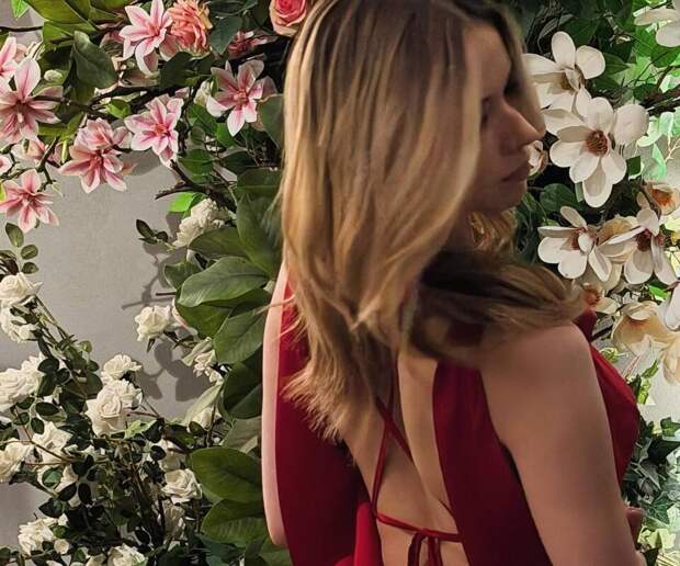 Фигуристка Валиева опубликовала фото в красном платье с открытой спиной