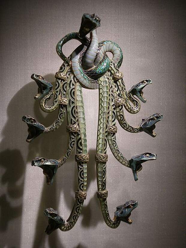 1257764046_450px-gold_and_enamel_pectoral_by_reng_lalique