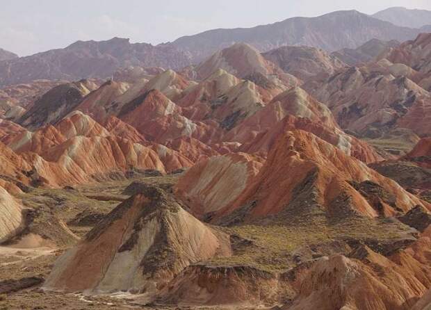 Чем притягивают путешественников цветные скалы Чжанъе Данксиа в Китае