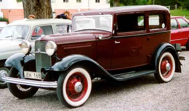 1932_Ford_Model_De_Luxe_Tudor_Sedan