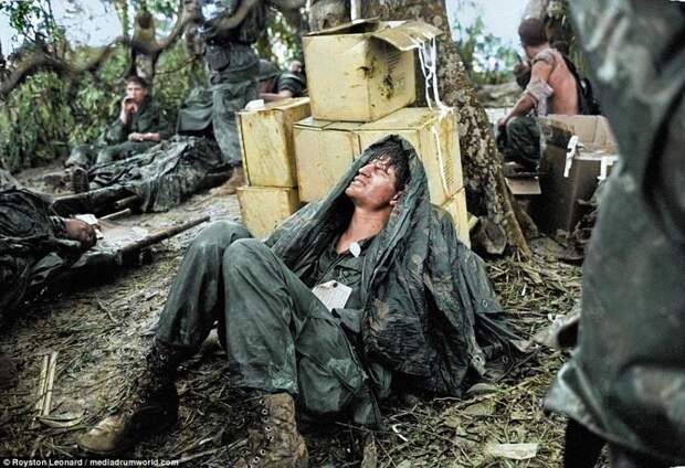 Раненый американский десантник в ожидании эвакуации в лагере в долине Шау недалеко от границы с Лаосом. 19 мая 1969 г. Вьетнам, военное, война во вьетнаме, вьетнамская война, колоризация, колоризированные снимки, колоризированные фото, раскрашенные