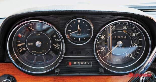 Ретро: целое состояние. "За Рулем" www.zr.ru Спидометр и одометр размечены в милях, внизу находится окошко индикатора положения рычага АКП.