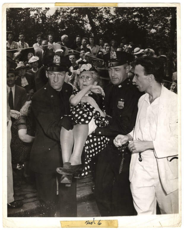 Во время военного парада на Пятой авеню леди упала в обморок от жары, 21 июня 1942 года. Автор: Arthur Fellig (Weegee).