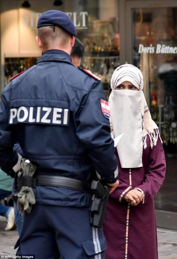 На фото: в день вступления ограничения в силу полиция отлавливала нарушителей на улицах. Мусульманская женщина была вынуждена открыть лицо. австрия, закон, запрет, мигранты, мусульмане, новости, паранджа, фото